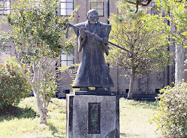 大日本報徳社に立つ金次郎さんの像