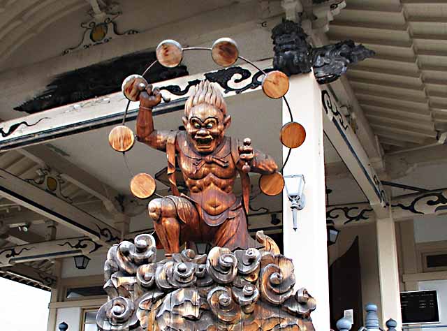 ハワイで見た雷神像