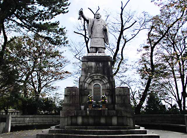 池上本門寺に立つ日蓮像